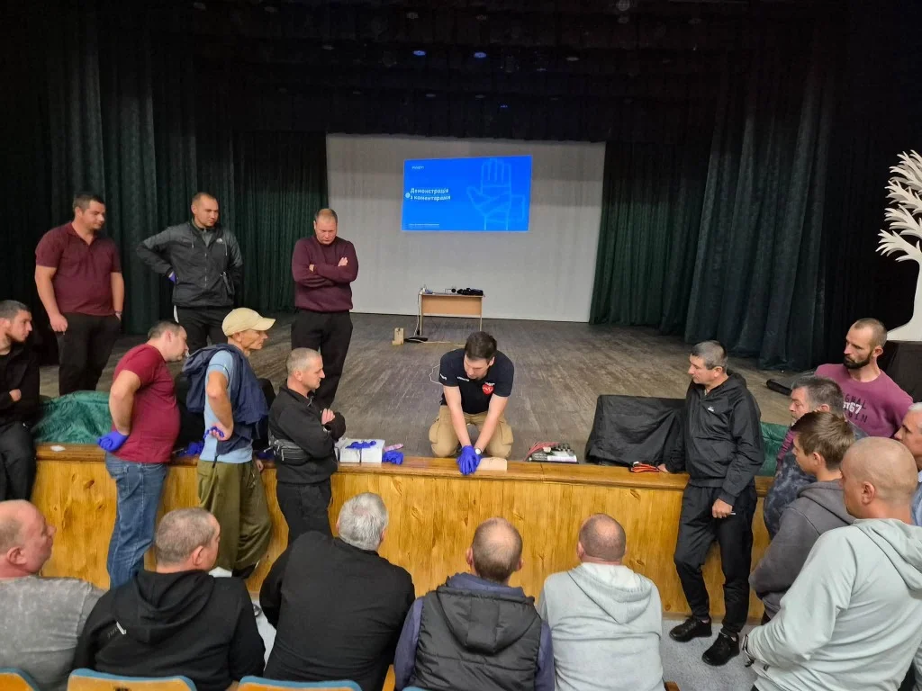 Демонстрація алгоритмів дій на сцені в залі перед співробітниками підприємства